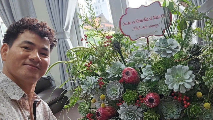 Cục trưởng - NSND Xuân Bắc xúc động và trân quý với món quà từ nhân dân.