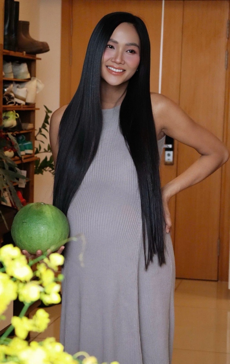 Hoa hậu H'Hen Niê mang bầu những tháng cuối thai kỳ nhưng vẫn vô cùng xinh đẹp, rạng rỡ.