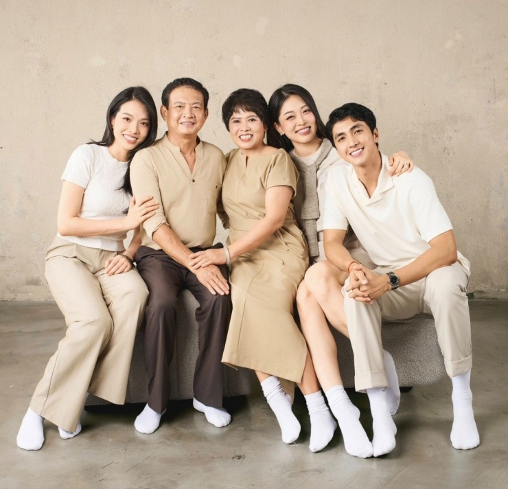 Á hậu Phương Nga đăng ảnh gia đình để mừng sinh nhật bố.