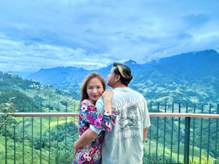 Vợ chồng Đan Lê - Khải Anh tận hưởng vẻ đẹp Sa Pa.