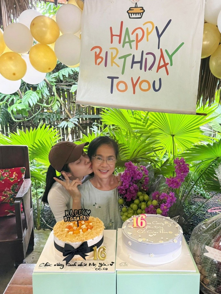 Diễn viên Vân Trang cho biết cô lái xe 100km về chúc mừng sinh nhật mẹ: "Chị ấy bất ngờ bật khóc. Tri kỷ của tôi đó các bạn. Mới 16 tuổi chứ không phải 61 nha".