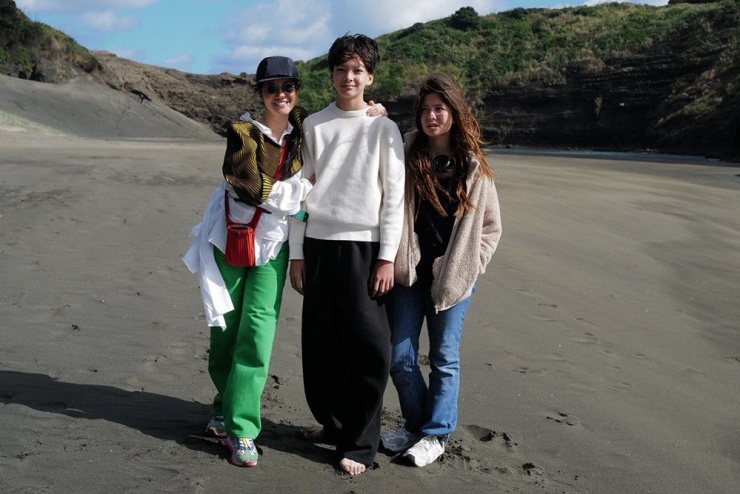 Ba mẹ con Hồng Nhung đi du lịch ở New Zealand.