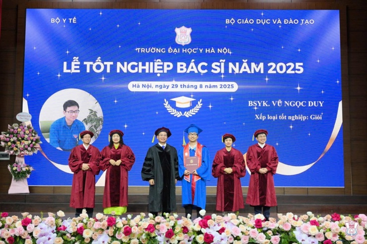Vũ Ngọc Duy (người thứ ba từ phải sang) nhận bằng tốt nghiệp từ ban giám hiệu Trường Đại học Y Hà Nội Ảnh: NVCC