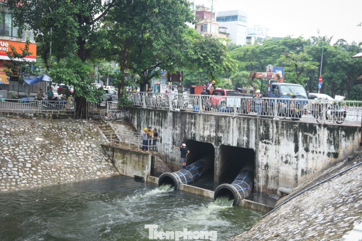 Người dân hồ hởi vợt cá sau khi sông Tô Lịch được bổ cập nước từ Hồ Tây - 1