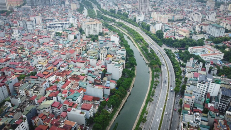 Người dân hồ hởi vợt cá sau khi sông Tô Lịch được bổ cập nước từ Hồ Tây - 15