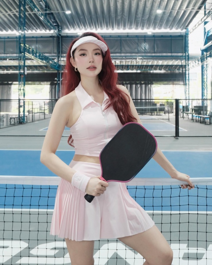 Minh Hằng đều đặn check-in sân pickleball gia đình mỗi tuần vài lần. Người đẹp cho biết cô ra sân 'chơi là chính, check-in là 10' với những bộ trang phục không trùng lặp.
