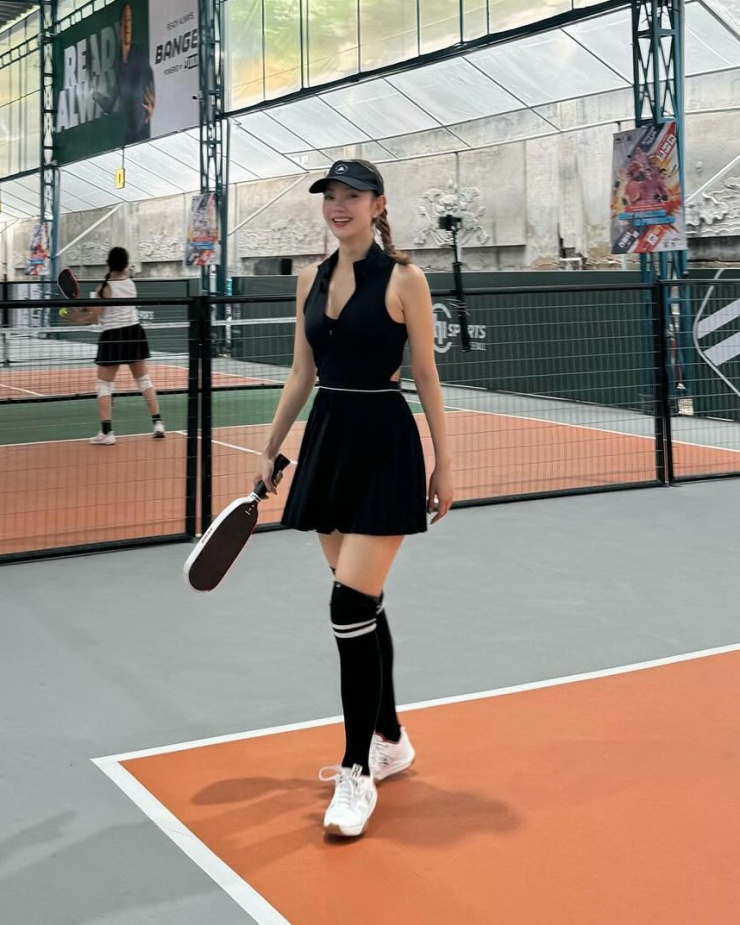 'Bén duyên' với pickleball hơn nửa năm nay, Minh Hằng nhanh chóng thành tín đồ của bộ môn thể thao thượng lưu đang được nhiều người yêu thích. Vài tháng gần đây, ông xã Minh Hằng đầu tư 12 sân tập pickleball, vừa giúp vợ thoải mái theo đuổi đam mê thể thao, vừa tạo sân chơi cho cộng đồng những người thích bộ môn này.