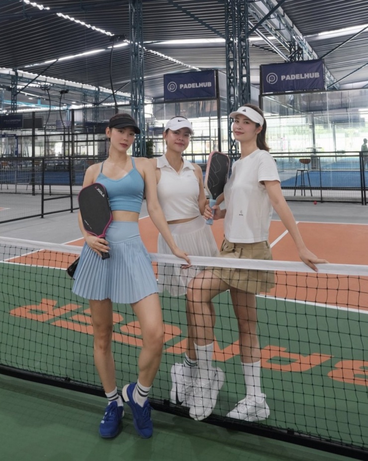 Mỹ nhân 38 tuổi thường xuyên chơi pickleball cùng những người bạn thân thiết như Đông Nhi, Phạm Quỳnh Anh, Đồng Ánh Quỳnh... Trên sân, dàn sao khoe dáng cùng những bộ cánh kín đáo, khỏe khoắn.