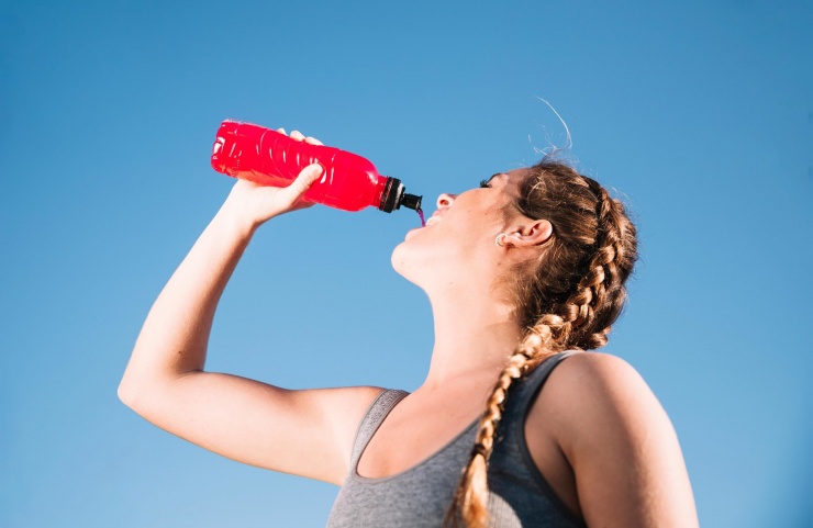 Nhiều loại đồ uống thể thao chứa lượng đường rất cao, cùng với các hương liệu.