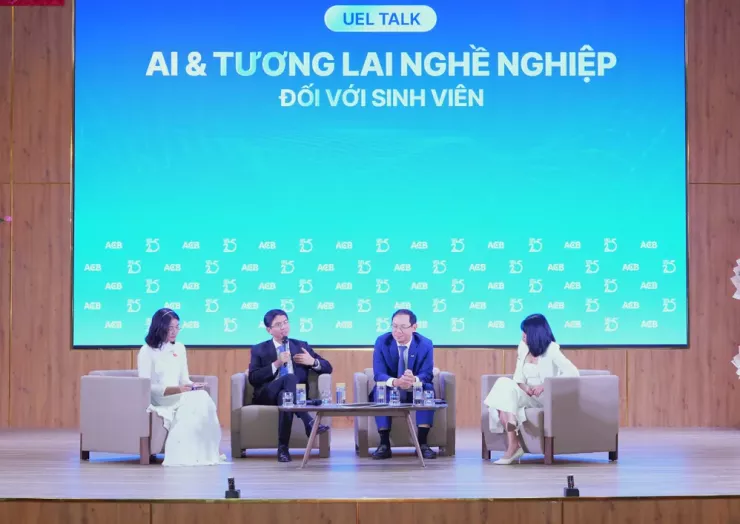 Các diễn giả trao đổi cùng sinh viên
