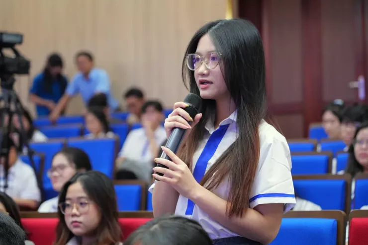 Đại diện các tân sinh viên đặt câu hỏi cho các diễn giả. Ảnh: THU TRANG