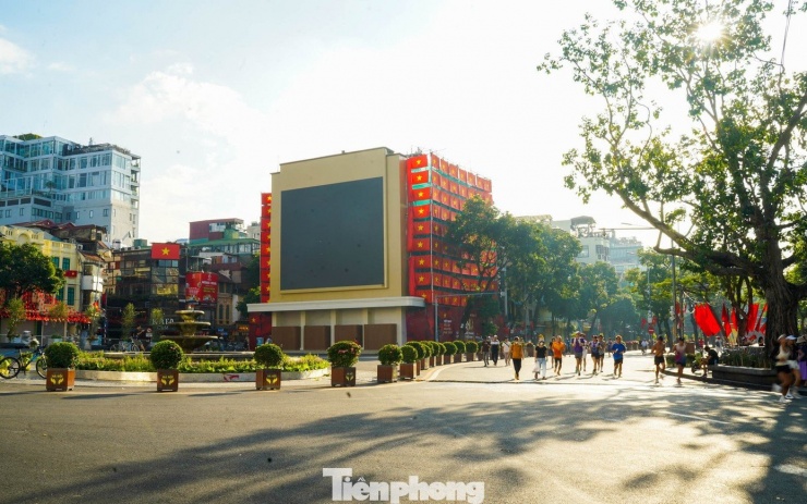 Không gian Quảng trường Đông Kinh Nghĩa Thục sau khi được chỉnh trang phân kỳ 1. Ảnh: Đức Nguyễn