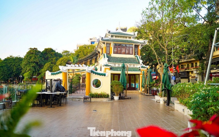 Nhà hàng Thủy Tạ được khôi phục kiến trúc gốc. Ảnh: Đức Nguyễn