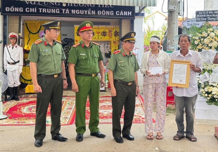 Thiếu tướng Phan Thanh Tám - Giám đốc Công an tỉnh Đắk Lắk (giữa) thăm hỏi, động viên và chia buồn cùng gia đình trung tá Nguyễn Đông Cánh.