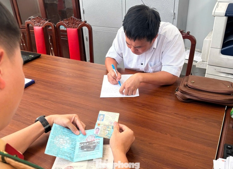 Làm việc với cán bộ CSGT, tài xế ô tô bán tải thừa nhận hai lỗi vi phạm