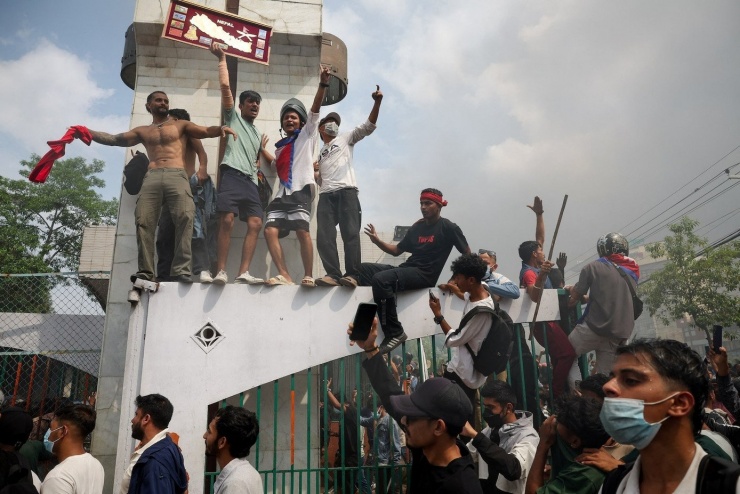 Làn sóng biểu tình lan rộng ở Kathmandu. (Ảnh: Reuters)