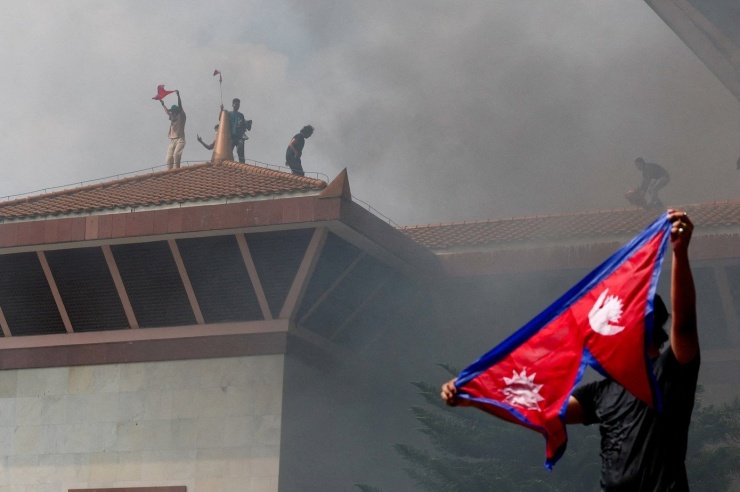 Biểu tình lan rộng, tòa nhà Chính phủ Nepal chìm trong 'biển lửa' - 6