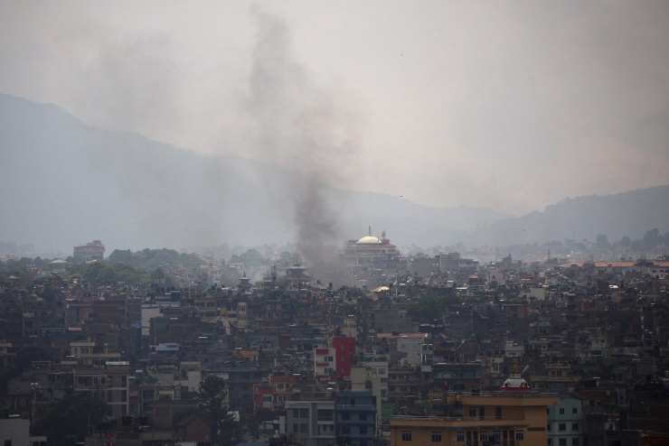 Biểu tình lan rộng, tòa nhà Chính phủ Nepal chìm trong 'biển lửa' - 5