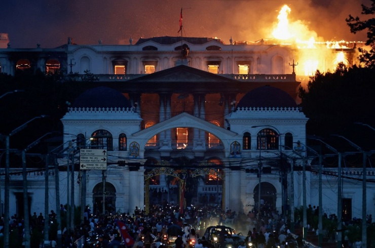 Khói lửa bốc lên từ Cung điện Singha Durbar và tòa nhà Quốc hội Nepal. (Ảnh: Reuters)