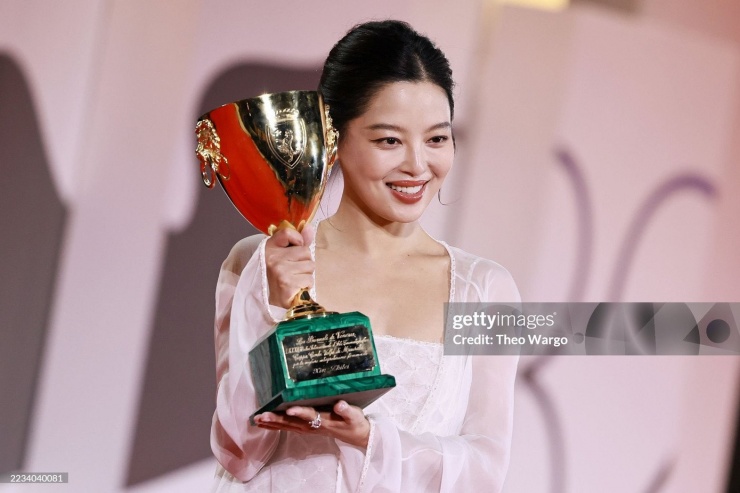 Tân Chỉ Lôi nhờ thành tích tại LHP Venice được coi là ngôi sao 8X đứng đầu giới giải trí Hoa ngữ, vượt qua cả Lưu Diệc Phi, Dương Mịch, Triệu Lệ Dĩnh.
