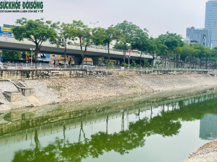 Cụ thể, sáng 9/9, Hà Nội đã bơm nước từ Hồ Tây vào sông Tô Lịch bằng hệ thống ống chuyên dụng. Nước từ hồ Tây được dẫn qua hai ống HDPE song song, đường kính D1200 (1,2m), dài khoảng 1,5km, bắt đầu chảy vào sông Tô Lịch (đoạn đầu đường Hoàng Quốc Việt), đánh dấu bước đầu của quá trình cải tạo dòng sông sau nhiều năm ô nhiễm.