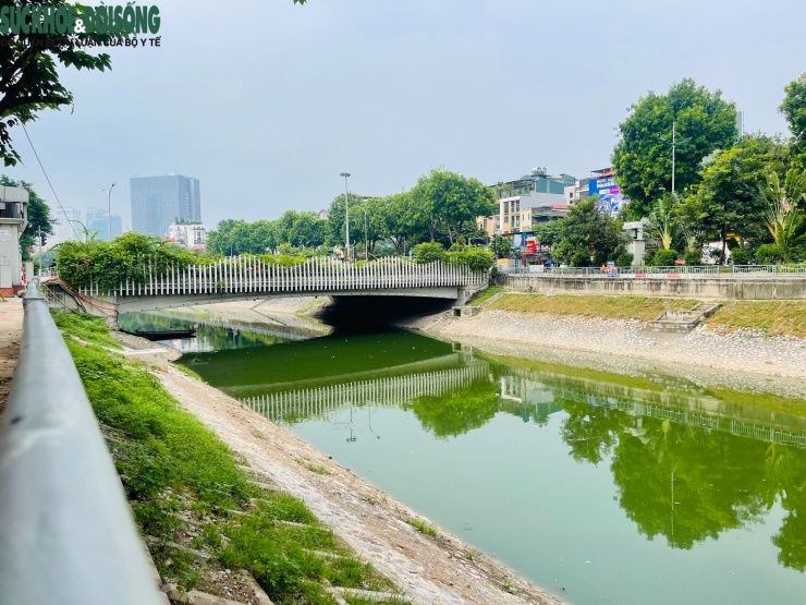 Nhiều người dân sống gần khu vực sông Tô Lịch bày tỏ sự phấn khởi trước sự đổi thay này. Bà Nguyễn Thị Hằng chia sẻ: “Trước đây, mỗi lần đi ngang qua sông là mùi hôi thối bốc lên rất khó chịu, đặc biệt vào mùa hè. Giờ nước trong xanh, không còn mùi như trước, ai cũng thấy dễ chịu và hi vọng tình trạng này sẽ được duy trì lâu dài”.