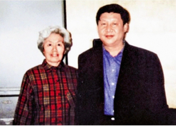 Chủ tịch Trung Quốc Tập Cận Bình và cô giáo cũ. (Ảnh: China Daily)