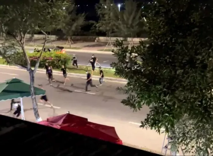 Hai nhóm đuổi đánh nhau trên đường biển Nguyễn Tất Thành. Ảnh: MT