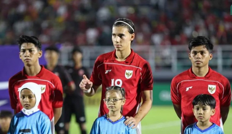 Dion Markx (giữa,U-23 Indonesia) diện chính sách nhập tịch còn không thể ghi bàn vào lưới U-23 Lào. Ảnh:Bola