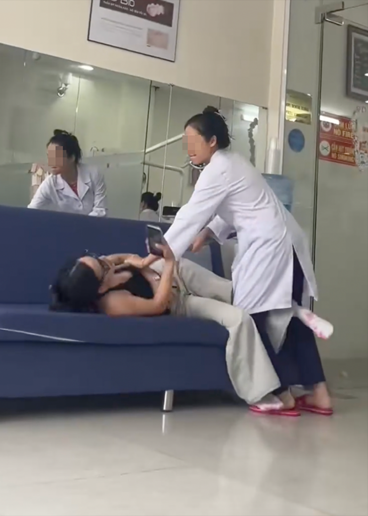 Chị Th. bị bác sĩ Chinh hành hung. Ảnh: Cắt từ clip