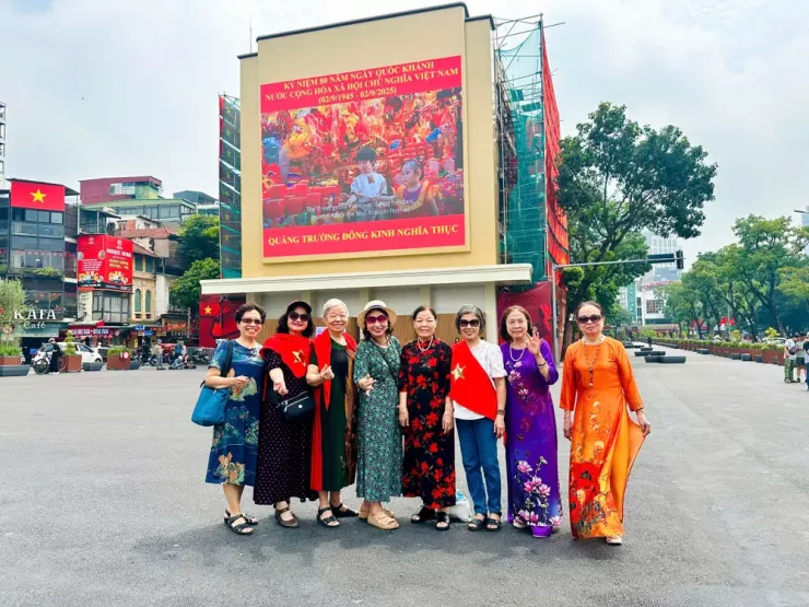 Người dân, du khách hào hứng với với không gian rộng mở, thoáng đãng hơn tại Quảng trường Đông Kinh Nghĩa Thục. Ảnh: THÚY HẰNG