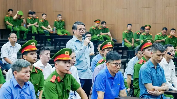 Bị cáo Phạm Thái Hà (cầm mic) tại phiên tòa. Ảnh: Hoàng Huy