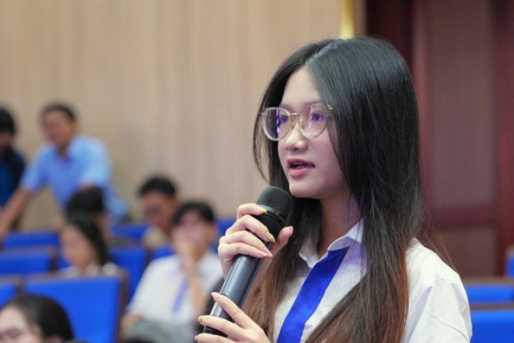 Tân sinh viên nhận ‘hành trang 4 chữ’ từ hiệu trưởng trong ngày khai giảng