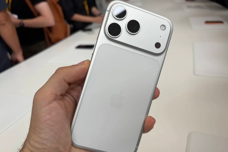 Các mẫu iPhone 17 Pro chỉ có eSIM cung cấp thời lượng pin tốt hơn 2 giờ so với bản SIM vật lý khi phát video.