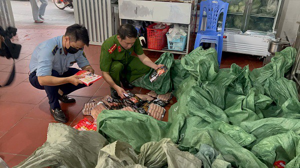 Gần 1 tấn xúc xích, lạp xưởng trôi nổi suýt thành đặc sản 'nướng đá' ở cổng trường học - 1