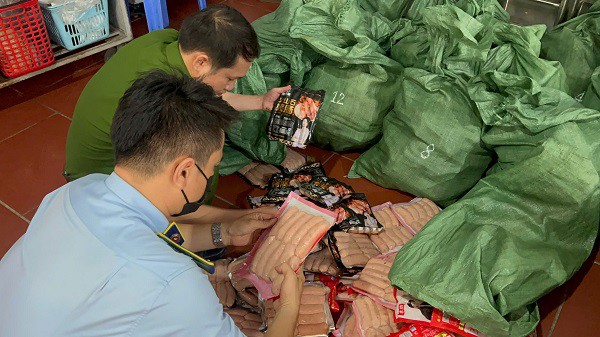 Lực lượng chức năng phát hiện 9.400 sản phẩm xúc xích, lạp xưởng không rõ nguồn gốc tại cơ sở của bà P.T.H. Ảnh: CTV.