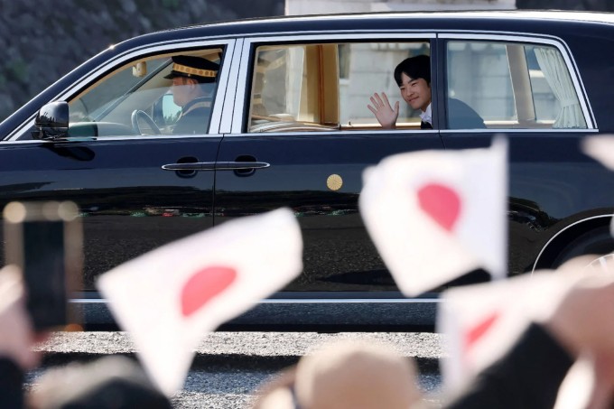 Hoàng tử Hisahito chào người dân sau nghi lễ trưởng thành hôm 6/9. Ảnh: AFP