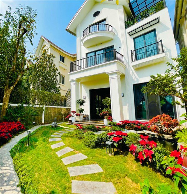 Vợ chồng Lã Thanh Huyền hiện sống trong căn biệt thự tọa lạc tại khu đất đắt đỏ ở Hà Nội. Ảnh: FBNV.