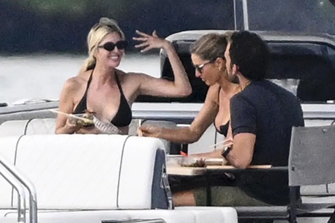 Ivanka hào hứng trò chuyện với Gisele và bạn trai của siêu mẫu. Ảnh: Backgrid