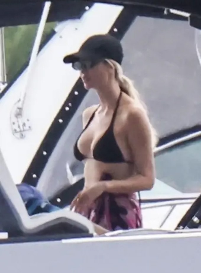 Vóc dáng săn chắc ở tuổi 43 của Ivanka Trump. Ảnh: Backgrid