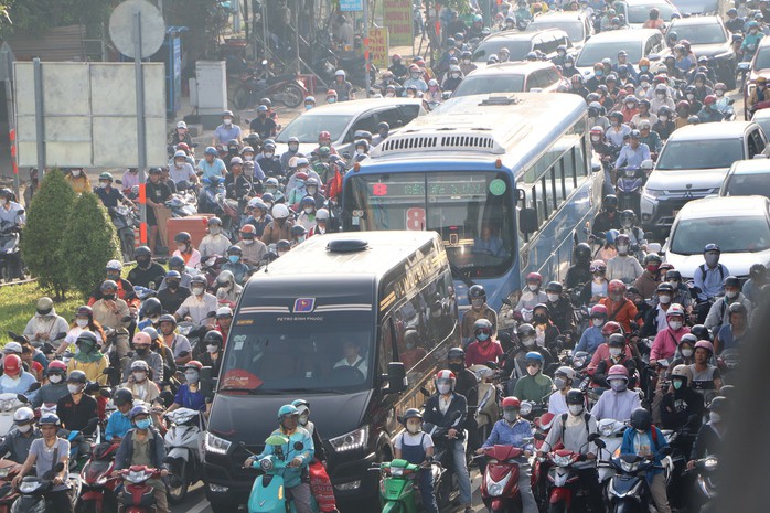 Người dân "khổ sở" khi di chuyển dưới chân cầu Bình Lợi.