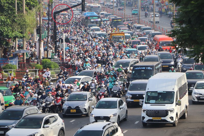 Hình ảnh xe cứu thương "chật vật" di chuyển trên Quốc lộ 13 - 3