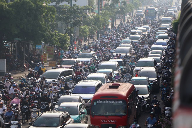 Hình ảnh xe cứu thương "chật vật" di chuyển trên Quốc lộ 13 - 6