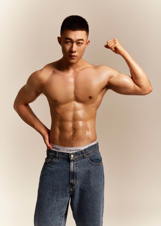 Nam người mẫu cao 1,82 m, nặng 77 kg và có số đo hình thể 98-76-98 cm.