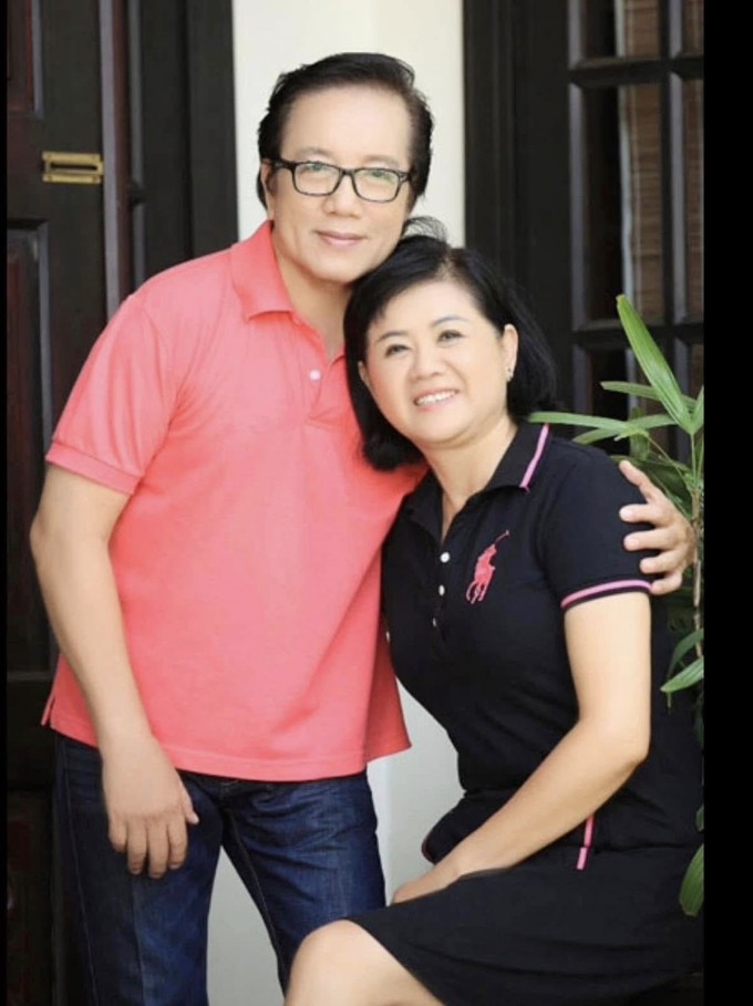 Elvis Phương bên vợ. Ông lấy nghệ danh Elvis Phương vì hâm mộ Elvis Presley - huyền thoại rock &amp; roll người Mỹ. Danh ca theo nghề hát từ năm 16 tuổi, hát được nhiều dòng nhạc từ pop, rock đến trữ tình. Ảnh: Nhân vật cung cấp
