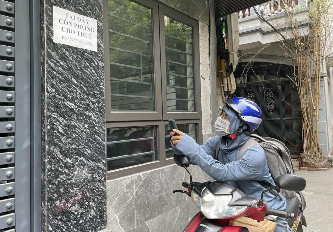 Một người tìm thuê phòng cho em gái sắp lên Hà Nội nhập học tại khu vực Cầu Giấy, đầu tháng 9/2025. Ảnh: Nga Thanh