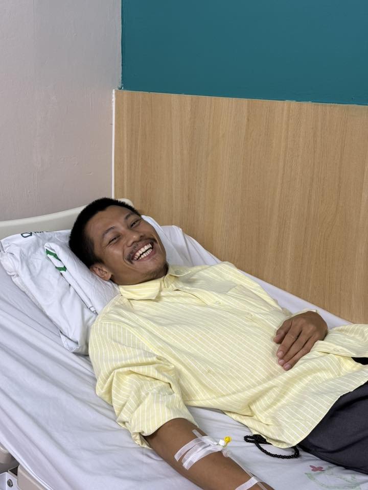 Phương Nam nhập viện vẫn cười tươi. Ảnh: FBNV 