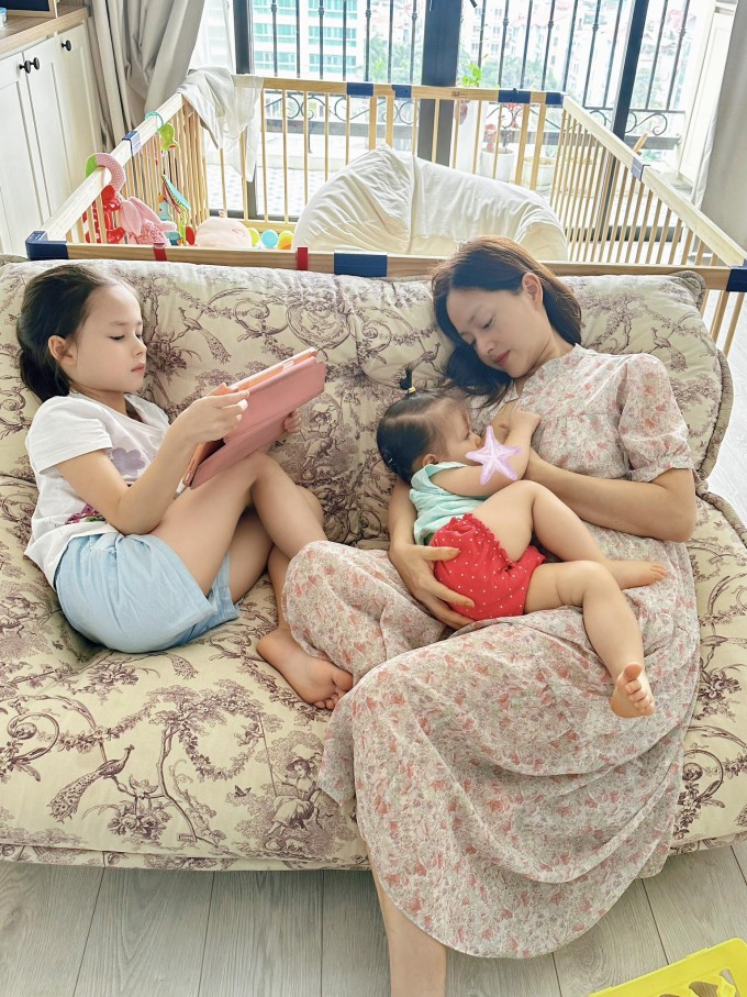 Lan Phương và hai con tại căn hộ ở Tây Hồ (Hà Nội).