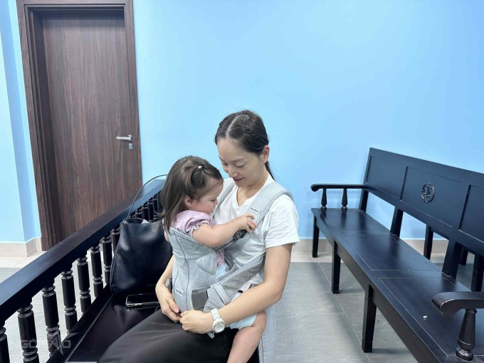 Lan Phương và con gái ở phòng xét xử, Tòa án Nhân dân Thành phố Hà Nội, sáng 9/9. Ảnh: Nana
