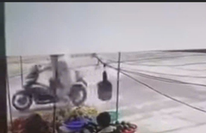 Cháu H. bất ngờ trèo lên xe vặn ga dẫn đến tai nạn. Ảnh: Cắt từ clip